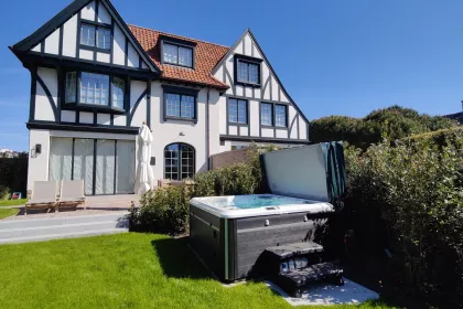 Bigger view of Self-Cleaning Spa H679 Platinum met groene cover en hydraulische coverlifter