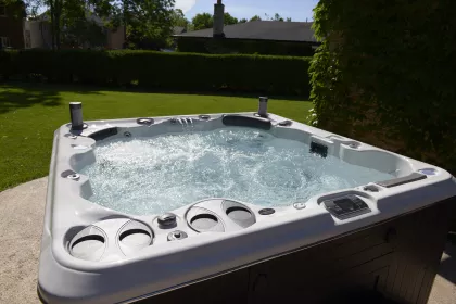 Bigger view of Self-Cleaning Spa H570 Platinum met Driftwood omkasting