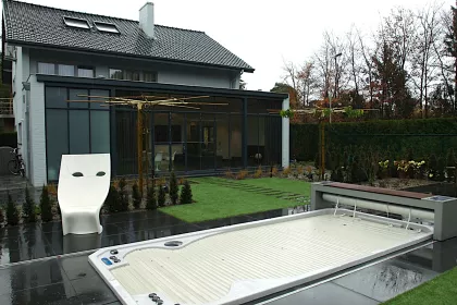 Bigger view of Swimspa Aquatrainer 17fX met lamellen afdekking en verrijdbare bank