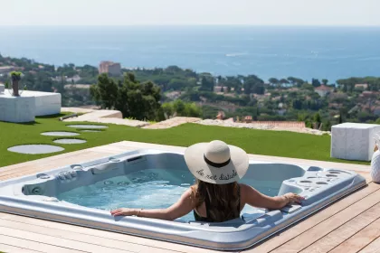 Bigger view of Self-Cleaning Spa H670 ingebouwd in houten terras