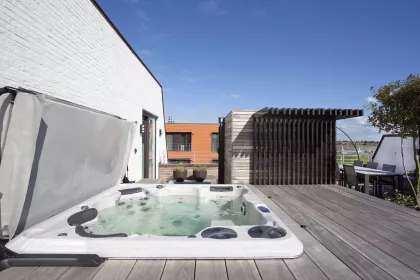 Bigger view of Self-Cleaning Spa H670 Platinum ingebouwd op dakterras met coverliftsysteem