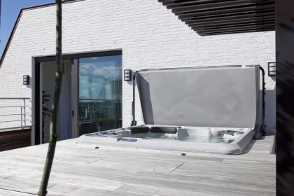 Bigger view of Self-Cleaning Spa H670 Platinum ingebouwd op dakterras met houten afwerking