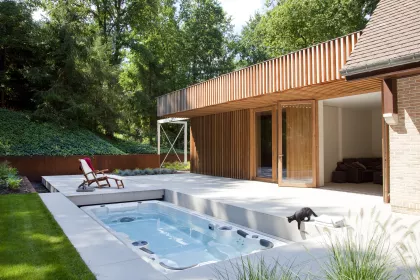 Bigger view of Aquatrainer 17fX Swimspa ingebouwd in terras met verrijdbaar terras