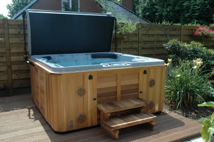 Bigger view of Self-Cleaning SpaH570 Platinum met ceder omkasting en coverlifter