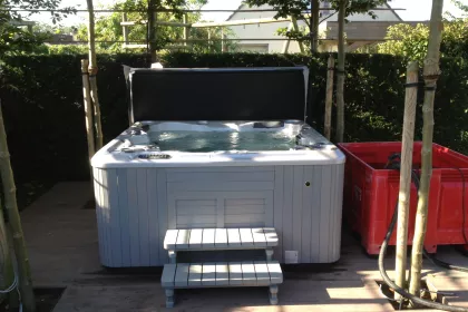 Bigger view of Spa Self-Cleaning H570 met grijze ceder omkasting