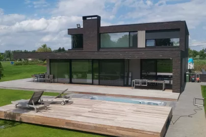 Bigger view of Aquatrainer 17fX Swimspa met verschuifbaar terras afgewerkt in hout