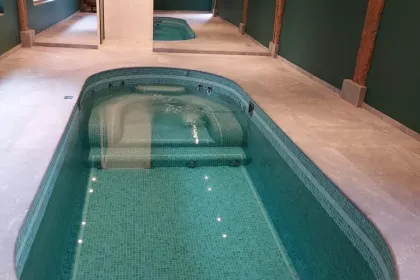 Bigger view of Swimspa met massagegedeelte in wellnessruimte