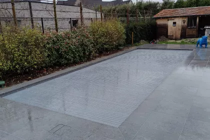 Bigger view of Betonnen zwembad met mozaïek tegels en PC metallic lamellen