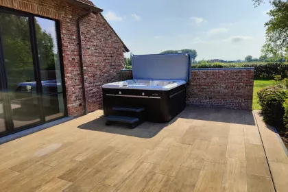 Bigger view of Self-Cleaning Spa H670 Platinum met zwarte omkasting en coverlifter
