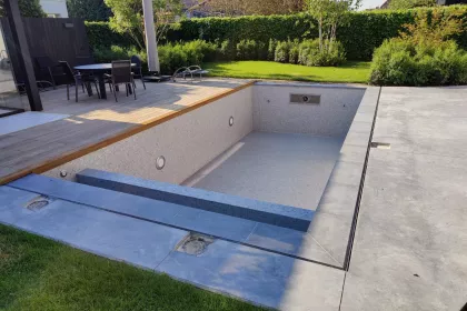 Bigger view of Bouwkundig zwembad met mozaïek betegeling en tegenstroomsysteem in aanbouw
