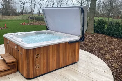 Bigger view of Self-Cleaning Spa H670 Platinum met Hydraulische coverlifter en ceder omkasting