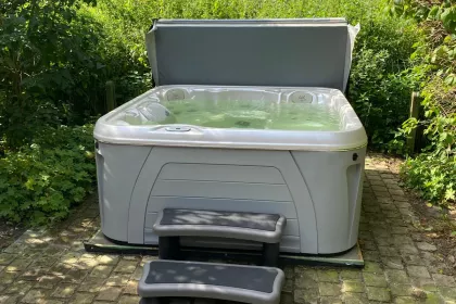 Bigger view of Spa Serenity 4500 met Designer Harbour omkasting en manuele coverlifter