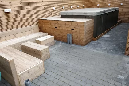 Bigger view of Aquatrainer 14fX Swimspa opbouw met hout afgewerkt