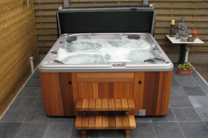 Bigger view of Spa Serenity 5000 Platinum met ceder omkasting