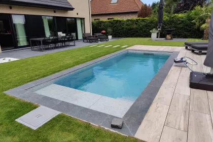 Bigger view of Zwembad met waterterras, hoge skimmer en mozaïek betegeling